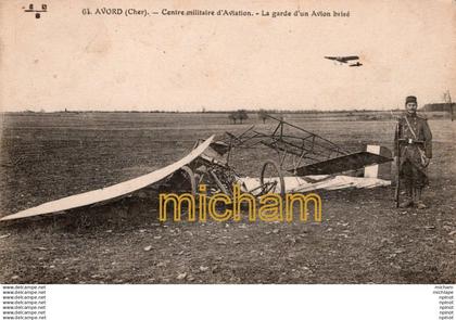 C P A  - 18  - AVORD  -  centre militaire d'aviation - la garde d'un avion brisé