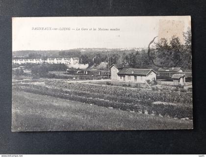 Bagneaux-sur-Loing : La Gare et les Maisons moulées (Train)