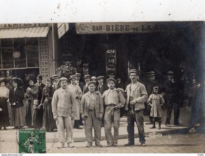 PARIS GROUPE D'OUVRIERS DEVANT UN BAR (CARTE PHOTO )