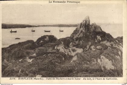 CPA Barfleur Dans les Rochers a Maree Basse Au Loin le phare de Gatteville