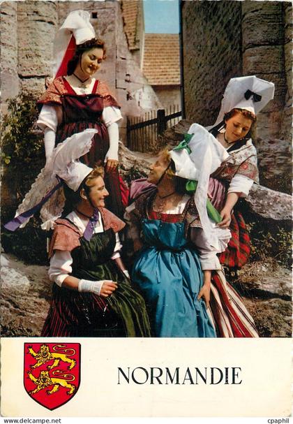CPM Basse Normandie Le Bassin et le Bocage Jeunes paysannes d'Harcourt Folklore Lion
