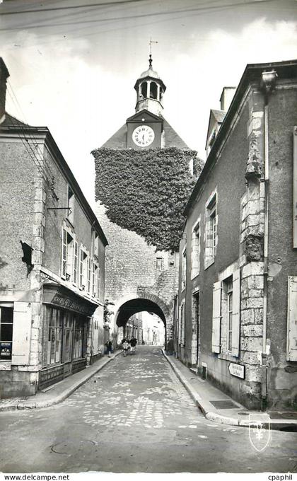 CPM Beaugency (Loiret) La Tour de l'Horloge
