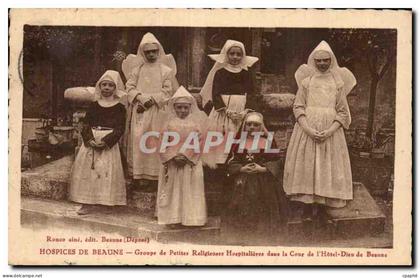 CPA Beaune Groupe de petites religieuses hospitalieres dans la cour de l'hotel de Beaune