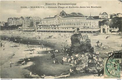 CPA Biarritz Panoramique Biarritz Grande Plage et Enfants dans les Rochers