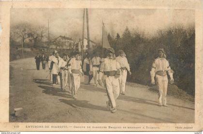 CPA Environs de Biarritz groupe de danseurs basque se rendant a Biarritz