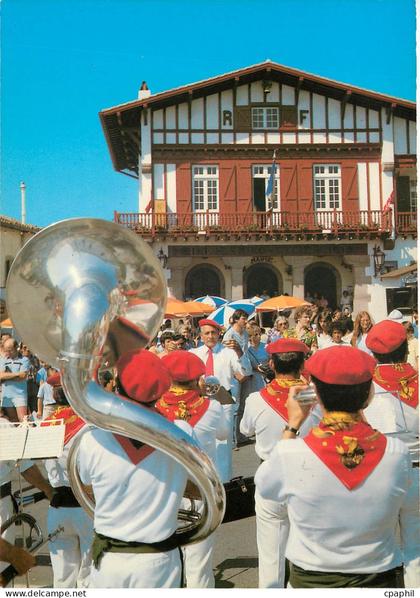 CPM Bidart La Fanfare Alegera joue devant la Mairie
