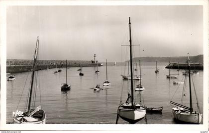 CPA Binic Le Port Bateaux