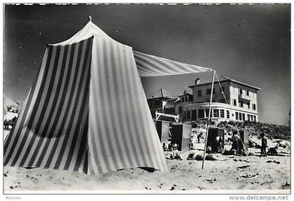 - landes - ref - A220 - biscarosse  plage  - la plage et l hotel - carte  bon etat -