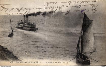 CPA Boulogne Sur Mer La Malle en Mer Bateaux