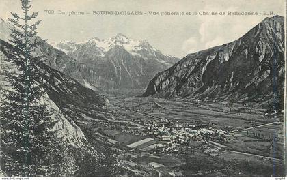 CPA Dauphine Bourg d'Oisans Vue generale et la Chaine de Belledonne