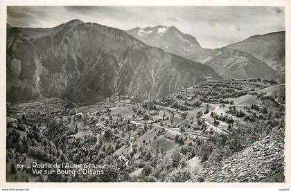 CPA Route de l'Alre d'Huez Vue sur Bourg d'Oisans