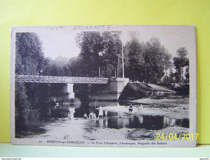 BRIENON-SUR-ARMANCON (YONNE) LE PONT D'AUXERRE, L'ARMANCON, LA BAIGNADE DES ENFANTS.