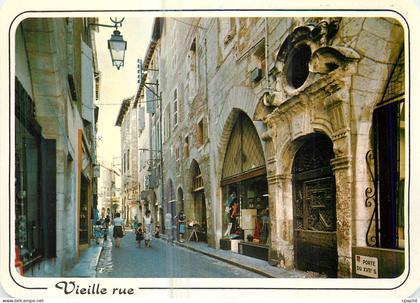 CPM Cahors (Lot) En Parcourant les Vieilles Rues de Cahors une porte du XVIIe Siecle