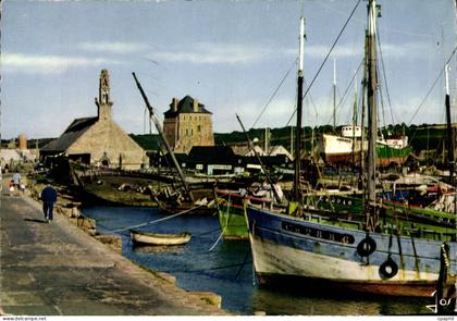 CPSM Camaret sur Mer Finistere la chapelle Notre Dame de Rocamadour le chateau de Vauban sur le Sill