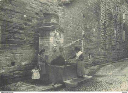 Carte Postale - Reproduction CPA - 84 Carpentras - Corvée d'eau à Carpentras - Cette fontaine est aujourd'hui adossée à