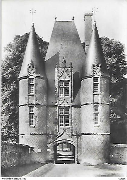 CPM Carrouges Le Château - Châtelet de l'entrée