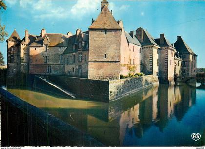 CPM Carrouges Orne Le Chateau se mirant dans les douves