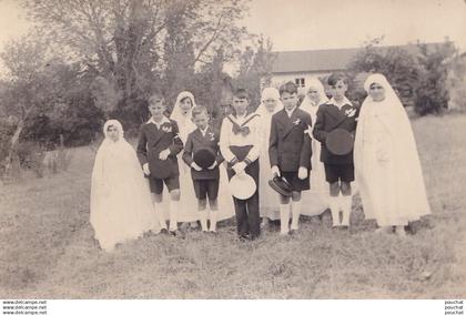 L4-47) CASTELJALOUX - CARTE PHOTO BALISTAI - CASTELJALOUX - FERME - UN GROUPE  DE JEUNES COMMUNIANTS  - ( 2 SCANS )