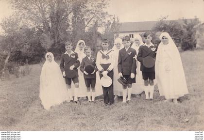 L4-47) CASTELJALOUX - CARTE PHOTO BALISTAI - CASTELJALOUX - FERME - UN GROUPE  DE JEUNES COMMUNIANTS  - ( 2 SCANS )