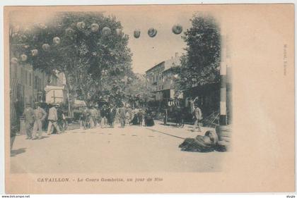 84 - CAVAILLON - Cours Gambetta, un jour de fête - CPA circa 1900