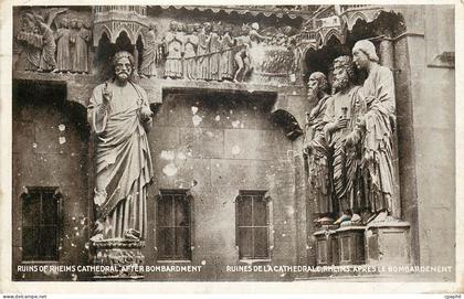 CPA Ruines de la cathedrale Rheims apres le bombardement Militaria