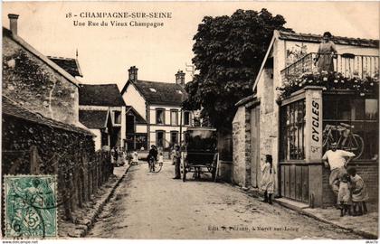 CPA CHAMPAGNE-sur-SEINE - Une Rue du Vieux CHAMPAGNE (292992)