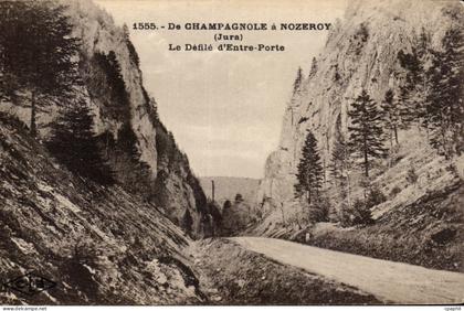 CPA De Champagnole a Nozeroy Le defile d'entre porte