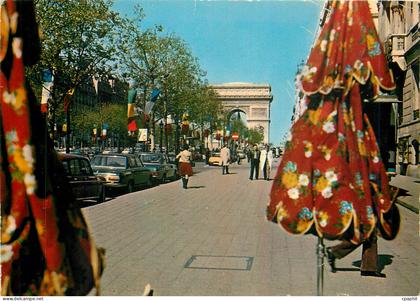 CPM Paris Promenade sur les champs Elysees