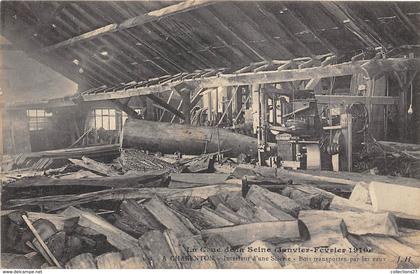 94-CHARENTON- LA CRUE DE LA SEINE - INTERIEUR D'UNE SCIERIE, BOIS TRANSPORTES PAR LES EAUX