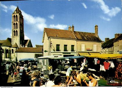 CPSM Chateau Landon (S et M) Place avec marche L'eglise