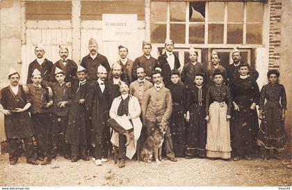 ¤¤  -  CHATEAUBRIANT   -  Carte-Photo d'un Groupe de Personnes  -  Le Courrier de Chateaubriant     -   ¤¤