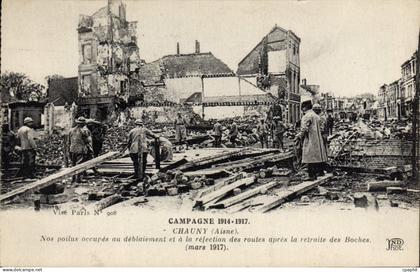 CPA Chauny Poilus occupes au deblaiement Militaria