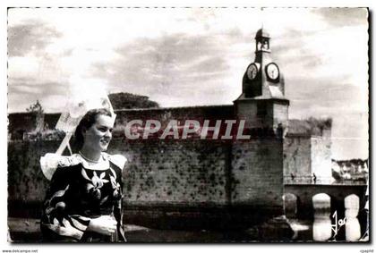 CPA Concarneau (Finistere) Jeune Fille de Concarneau Devant les remparts de la ville Close