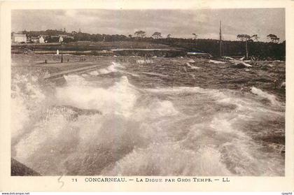 CPA Concarneau La Digue par gros Temps
