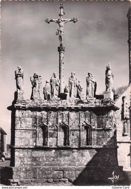 29 CONFORT MEILARS CALVAIRE TRIANGULAIRE DU XVIIE SIECLE