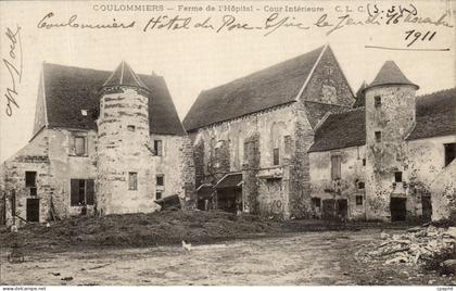 CPA Coulommiers Ferme de l'Hopital Cour Interieure