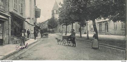 cours la ville , rhône * 1907 * attelage à chien voiture à chiens , grande rue et église * villageois