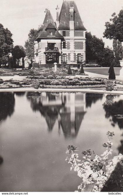 CROISSY-sur-SEINE: Le Château