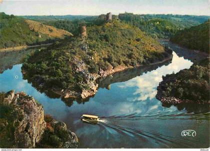 23 - Crozant - Les Ruines de Crozant au Confluent de la Creuse et de la Sedelle - La Vedette contournant les Ruines - CP