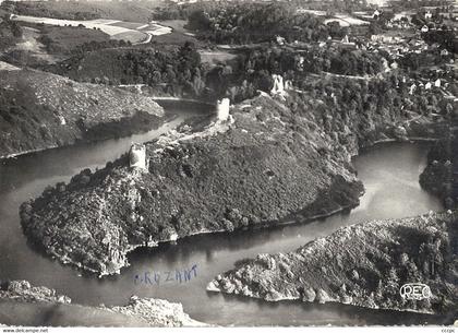 CPSM Crozant Vue aérienne les ruines de Crozant au Confluent de la Creuse et de la Sédelle