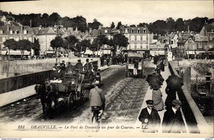 CPA Deauville Le Pont Deauville un jour de courses Hippisme Chevaux
