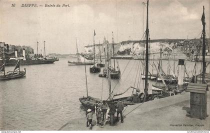 [-5%] FRANCE - Dieppe - Entrée - Port - Bateau - Transport - Quai - Falaise - animé - Carte postale ancienne