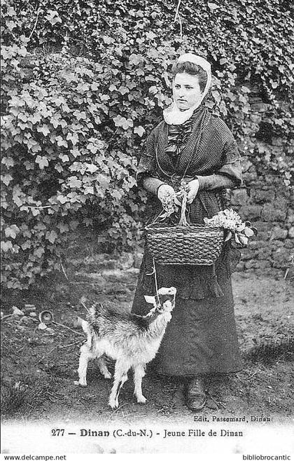D22 - DINAN - JEUNE FILLE DE DINAN ET SA CHEVRE