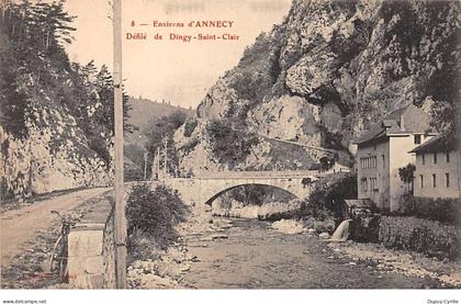 Défilé de DINGY SAINT CLAIR - très bon état