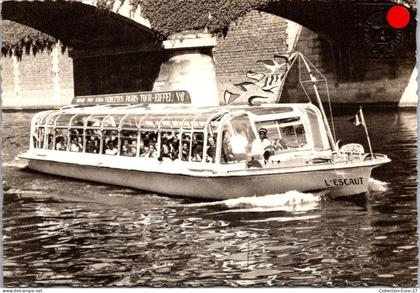 (07/06/26) 75-CPSM PARIS - 7ème ARRONDISSEMENT - LA TOUR EIFFEL - BATEAU MOUCHE