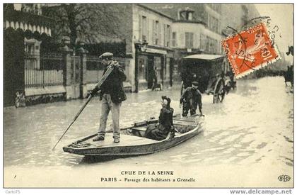 PARIS 07 - Inondations de Paris - Passage des habitants à Grenelle