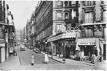 CPSM  Paris Carrefour Rochechouart Rue des Martyrs