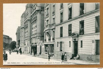 PARIS 20  : " RUE DE LA BIDASSOA "