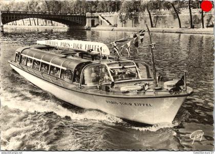 (07/06/26) 75-CPSM PARIS - 7ème ARRONDISSEMENT - LA TOUR EIFFEL - BATEAU MOUCHE