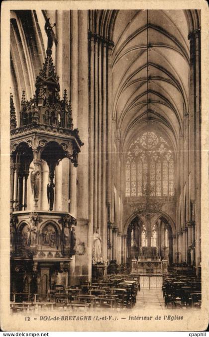 CPA Dol de Bretagne Interieur de I Eglise